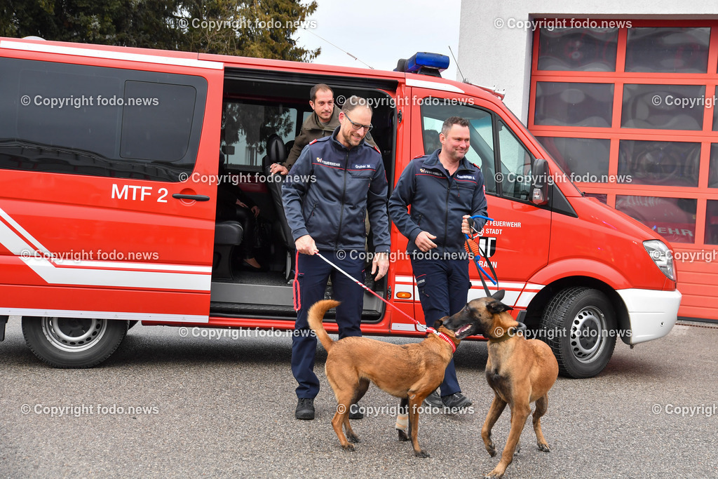 Feuerwehr Traun_ Empfang Rettungshunde Erdbebeneinsatz Türkei_ 17.02.2023-13 | 17.02.2023, Traun, AUT, Feuerwehr Traun, Empfang Rettungshunde Erdbebeneinsatz Tuerkei, im Bild Eintreffen der Rettungshundefuehrer mit den Hunden, Markus Gruber mit Boom und Gerald Schmidberger mit Action