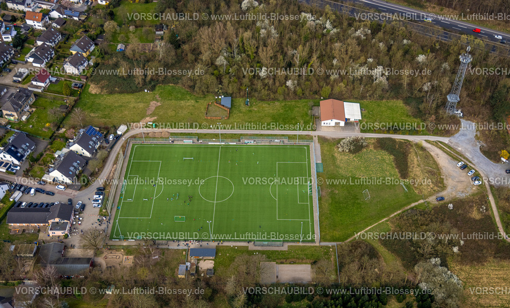 Duisburg240302551 | Luftbild, Fußballstadion Reiserpfad, Turnerschaft Duisburg-Rahm 1906 e.V., Fußballspieler auf dem Feld, Rahm, Duisburg, Ruhrgebiet, Nordrhein-Westfalen, Deutschland, Duisburg-S