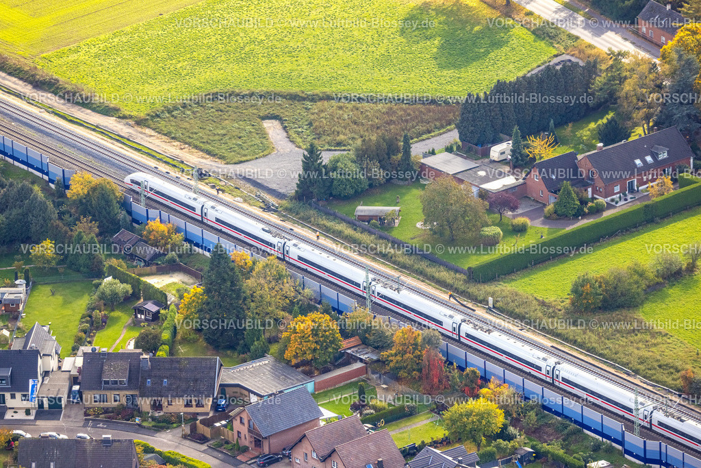 Rees251004650 | Luftbild, ICE-Zug auf der Betuwe-Linie in Haldern, Schallschutzwand, Haldern, Rees, Niederrhein, Nordrhein-Westfalen, Deutschland