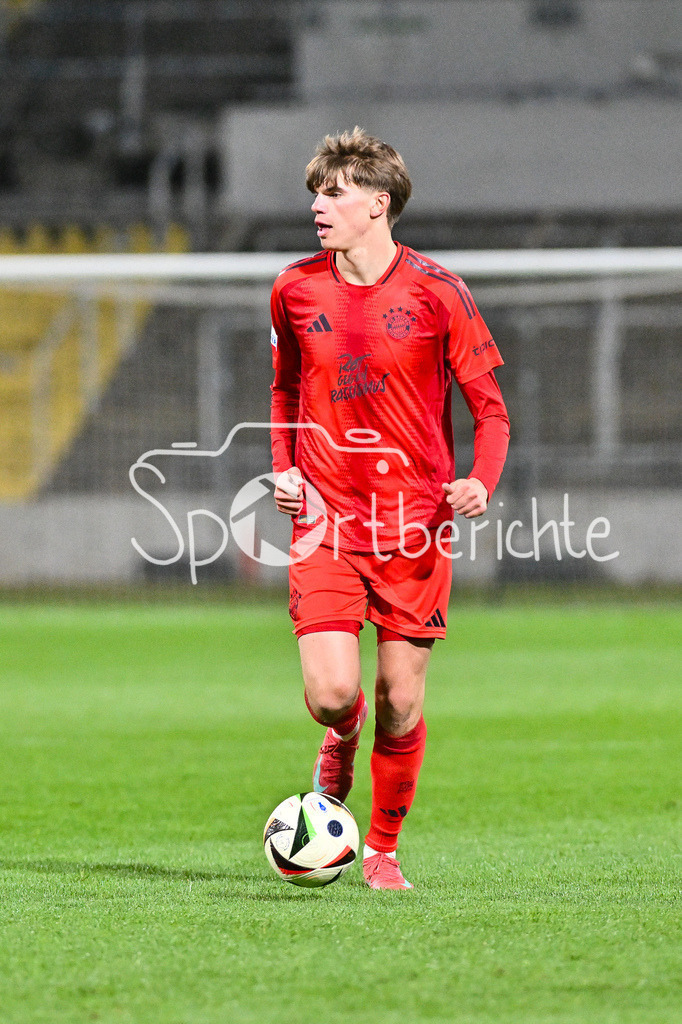 FC Bayern Amateure - FC Augsburg II | am Ball Guido DELLA ROVERE (FC Bayern München II #10) / Einzelfoto / Freisteller / Regionalliga Bayern: FC Bayern Muenchen II - FC Augsburg II, Gruenwalder Stadion am 14.03.2025