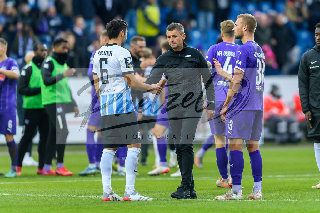 OSNTSV20211106_136 | Fussball, Herren: Stephan Salger (TSV 1860 Muenchen) und Trainer Michael Koellner (TSV 1860 Muenchen) klatschen sich ab bei dem Spiel der 3. Liga zwischen VfL Osnabrueck und TSV 1860 Muenchen im Stadion an der Bremer Bruecke am 06.11.2021 in Osnanbrueck, Deutschland.DFB / DFL REGULATIONS PROHIBIT ANY USE OF PHOTOGRAPHS AS IMAGE SEQUENCES AND/OR QUASI-VIDEO. - Realisiert mit Pictrs.com