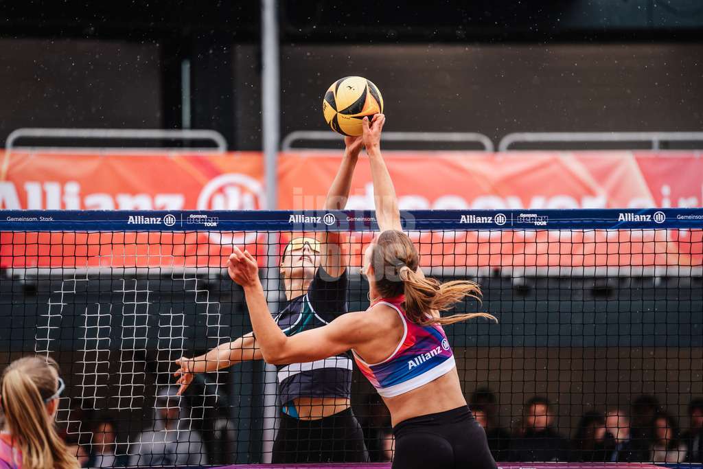 Beachvolleyball | Frauen | Allianz German Beach Tour 2025 | Tourstop Hamburg | 29.05.2025 | v.l. Elea Beutel gegen Mila Jancar