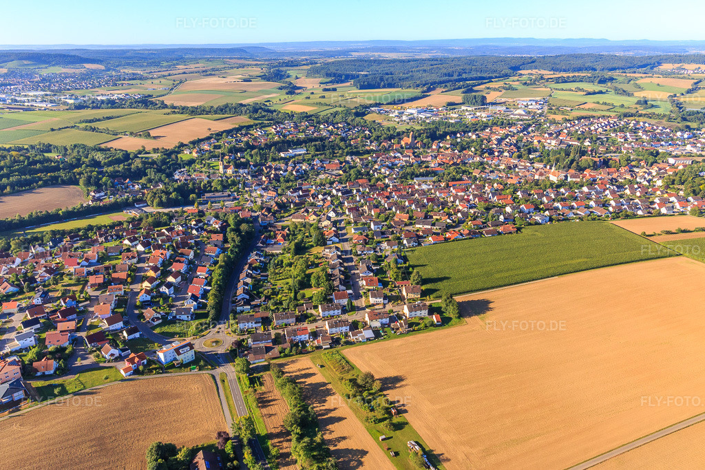 Luftbild: Bahnbrücker Straße im Ortsteil Flehingen in Oberderdingen im Bundesland Baden-Württemberg in Deutschland. – Foto: IMG_093900.jpg vom 23.08.2016 durch Werner Riehm/FLY-FOTO.de – Auflösung des Originals: 5153 x 3435 px