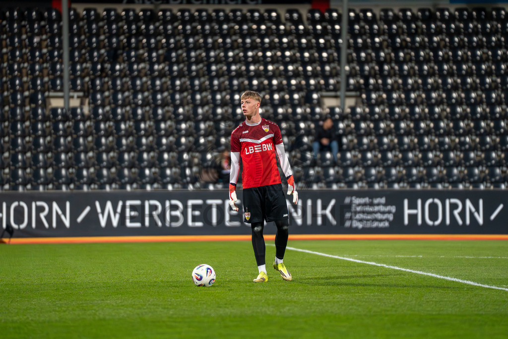 VfB Stuttgart II vs. FC Energie Cottbus, Fussball, 3.Liga, 27. Spieltag, Saison 2025/2026, 03.03.2026 | Florian Pascal Hellstern (VfB Stuttgart II, #01),VfB Stuttgart II vs. FC Energie Cottbus, Fussball, 3.Liga, 27. Spieltag, Saison 2025/2026, 03.03.2026Foto: photosbyphips/Philip Ziegler