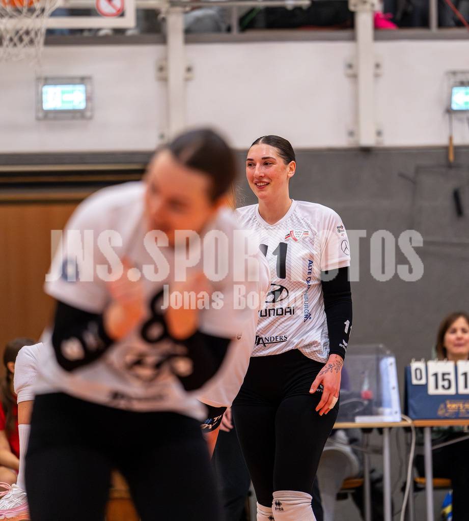 Volleyball I Frauen I Saison 2025-2026 I 2 Bundesliga Pro I 17. Spieltag VFL Oythe - VC Stralsund I 1555 | Jacklyn Simms (11,VFL Oythe)  - Realisiert mit Pictrs.com