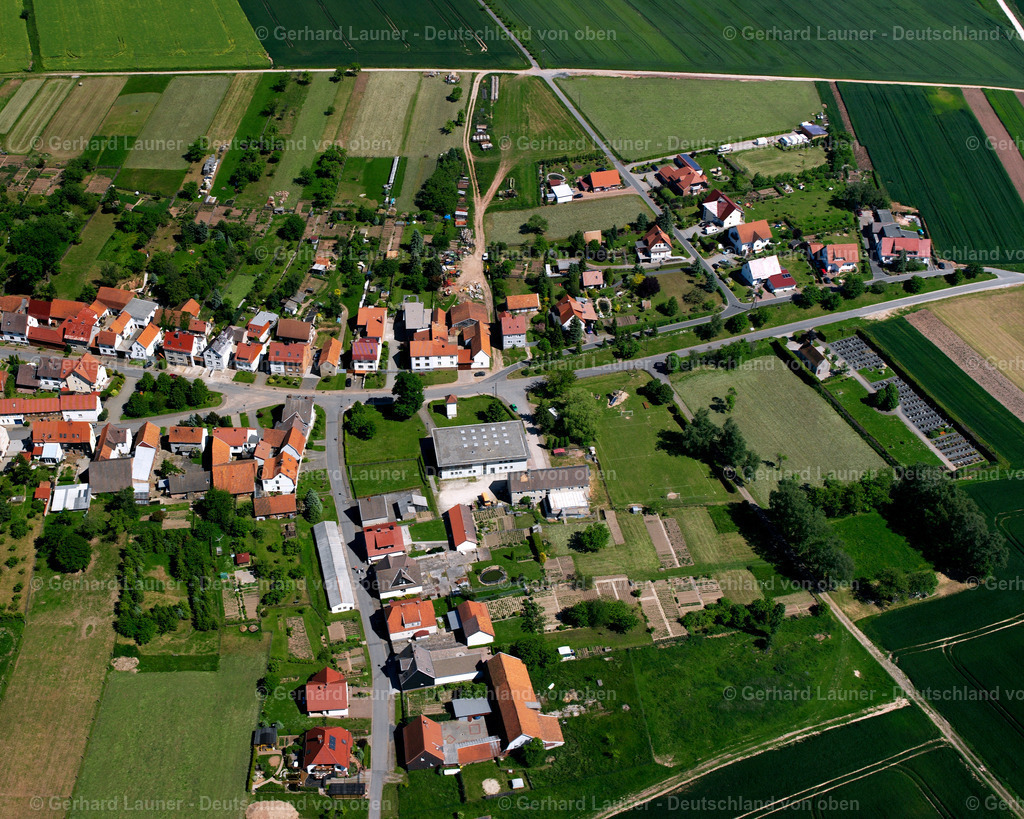 2634461 | HAUSEN 09.06.2006 Landwirtschaftliche Nutzflächen und Feldgrenzen  umsäumen das Siedlungsgebiet des Dorfes in Hausen im Bundesland Thüringen, Deutschland // Agricultural land and field boundaries surround the settlement area of the village  in Hausen in the state Thuringia, Germany Foto: Gerhard Launer