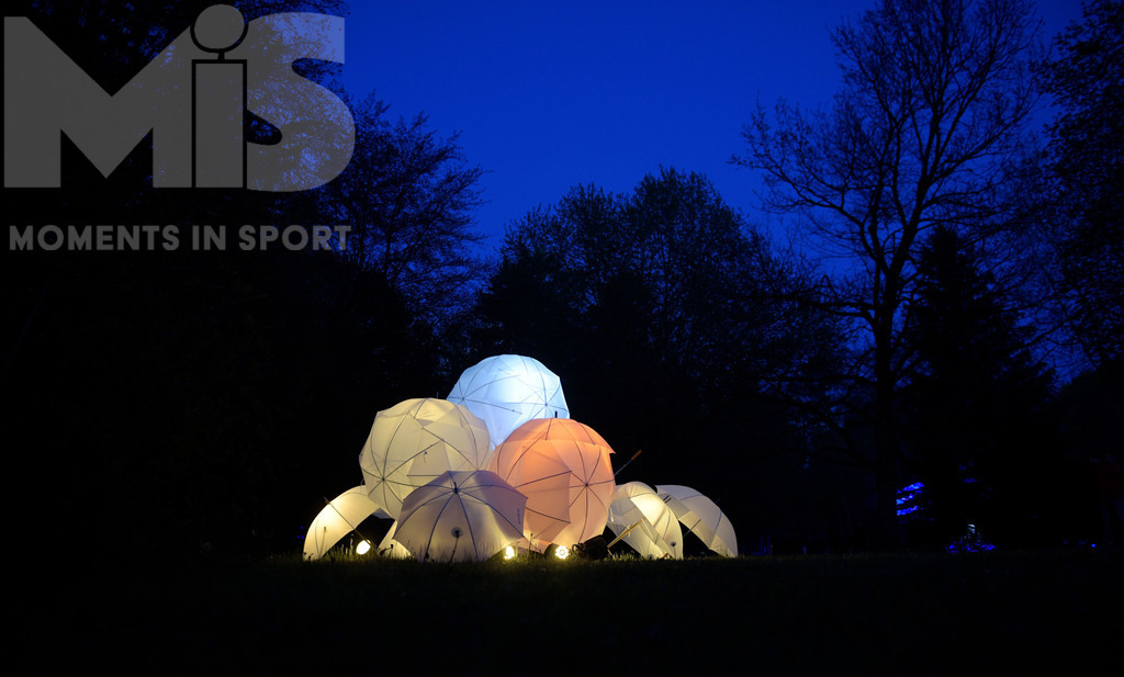 mis310719RF02.JPG | 14.05.2021, Bad Wörishofen, Kurpark, Abends ab 20:00 Uhr, Kurpark-Leuchten 2, "unter dem Schirm von Pfarrer Sebastian Kneipp" eine Illumination im Kurpark anlässlich 200. Geburtstag des Wasserdoktors Pfarrer Kneipp. Der Allgäuer Künstler Thomas Mogendorf verteilte Regenschirm-Modelle seines Entwurfes, im Kurpark, Die Szenerien werden in den Abendstunden stimmungsvoll beleuchtet. - Realisiert mit Pictrs.com