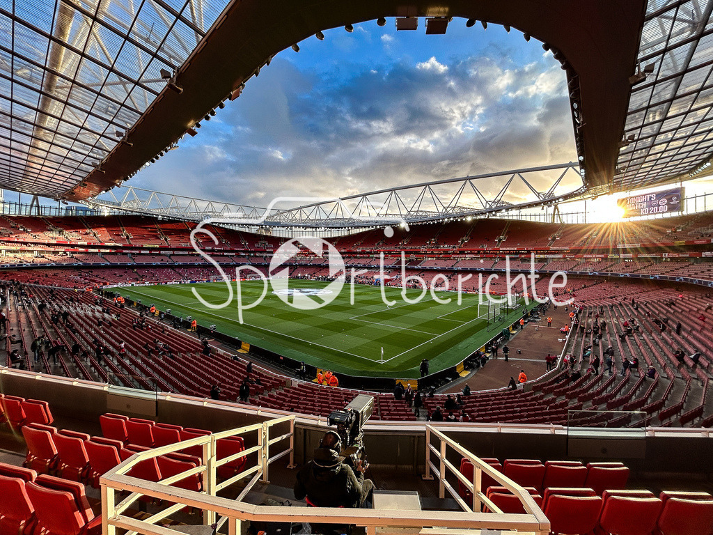 Arsenal FC - FC Bayern München | Das Emirates Stadium in London strahlt in der Abendsonne vor der Partie zwischen Arsenal und dem FC Bayern / Stadionfoto / Stadionbild / Symbolbild / Sonnenuntergang / Sonne / Abendsonne / Viertelfinale Hinspiel