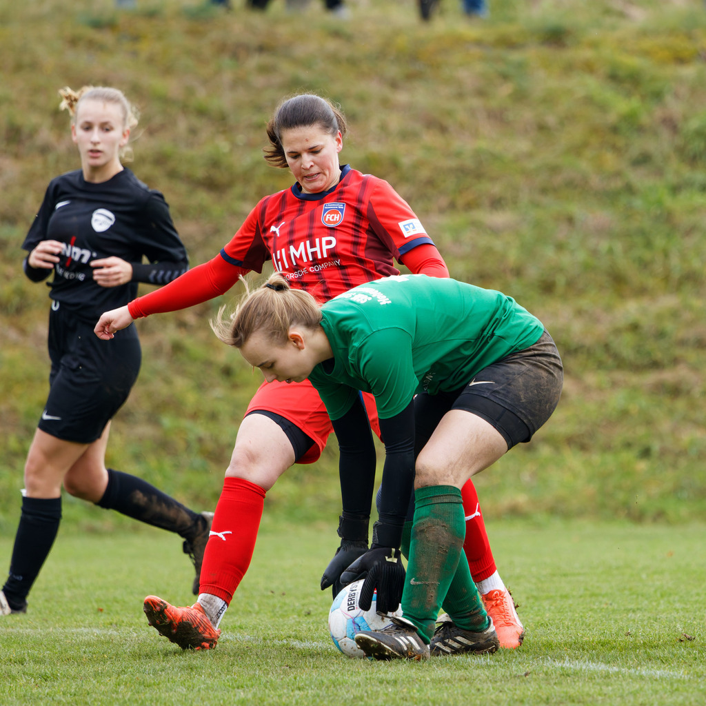 HOHFCH_251109_8497 | 1.FC Heidenheim 1846 II vs. GAST, Fußball, Frauen, Bezirksliga, 2025/2026, X. Spieltag, 03.10.2025 in Heidenheim, Kunstrasen b. Voith-Arena West(Foto: Michael Bulling) - Realisiert mit Pictrs.com