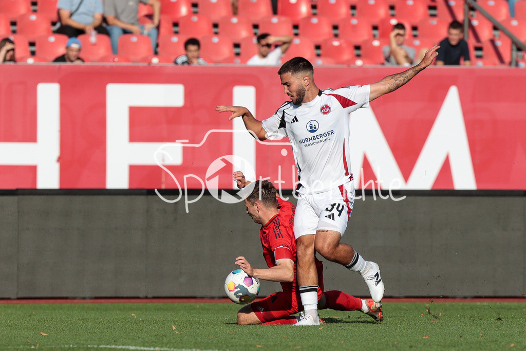 1. FC Nürnberg II - FC Bayern Amateure | im Duell Timo Kern (FCB #10) und Sofiane IKENE (FCN #34) / Zweikampf