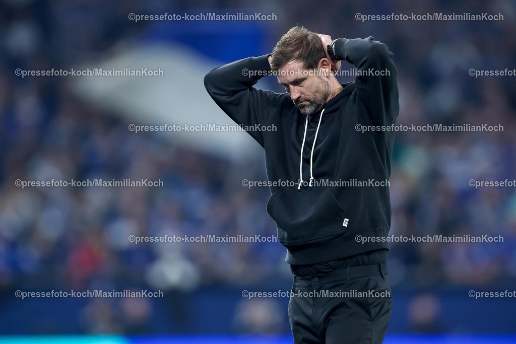 S0426092501224 | 25.09.2025, Fußball, FC Schalke 04 - SpVgg Greuther Fürth, 7.Spieltag, 2. Fußball Bundesliga, Veltins-Arena Gelsenkirchen, Saison 2025 2026: Cheftrainer Thomas Kleine (Greuther Fürth #hc) steht enttäuscht gestikulierend an der Seitenlinie und schlägt die Hände über dem Kopf zusammenDFB regulations prohibit any use of photographs as image sequences and or quasi-video.