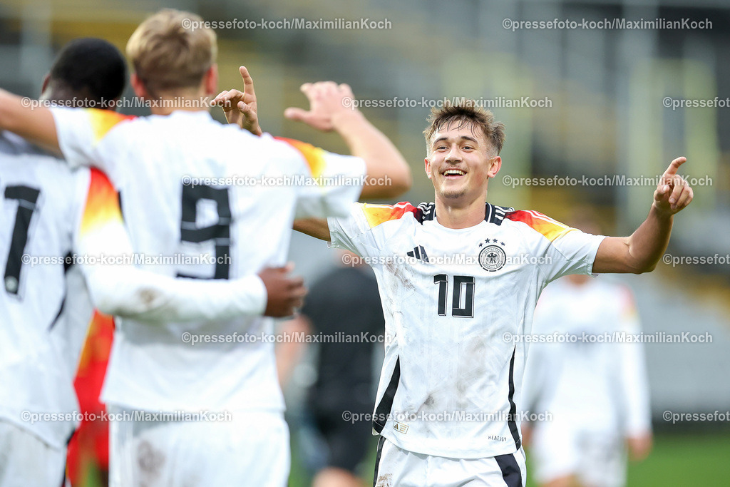 WUP14102401020 | 14.10.2024, Fußball, U20 Länderspiel Deutschland - Ghana, Stadion am Zoo, Wuppertal, Saison 2024 2025: Torjubel nach dem 3:0 durch Ilyas Ansah (GER #21) - zusammen mit Tom Bischof (GER #10) jubelnd