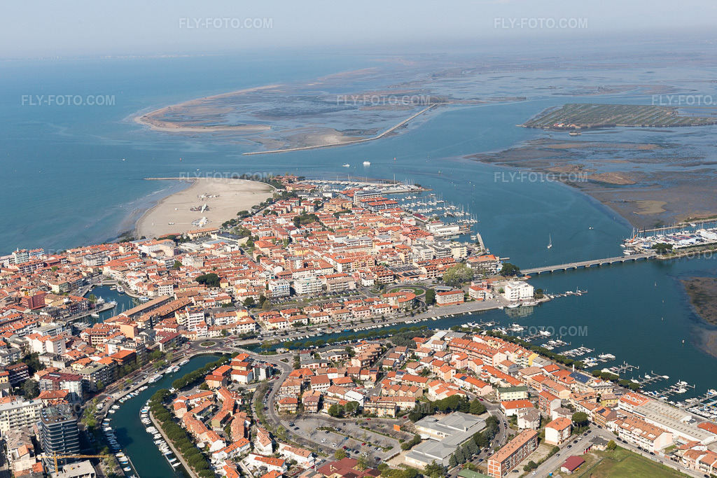 Aerial view: View of the town in Grado in the state Gorizia, Italy. – Photo: IMG_098087.jpg taken on 04/03/2017 by Werner Riehm/FLY-FOTO.com – Resolution of the original: 5472 x 3648 px