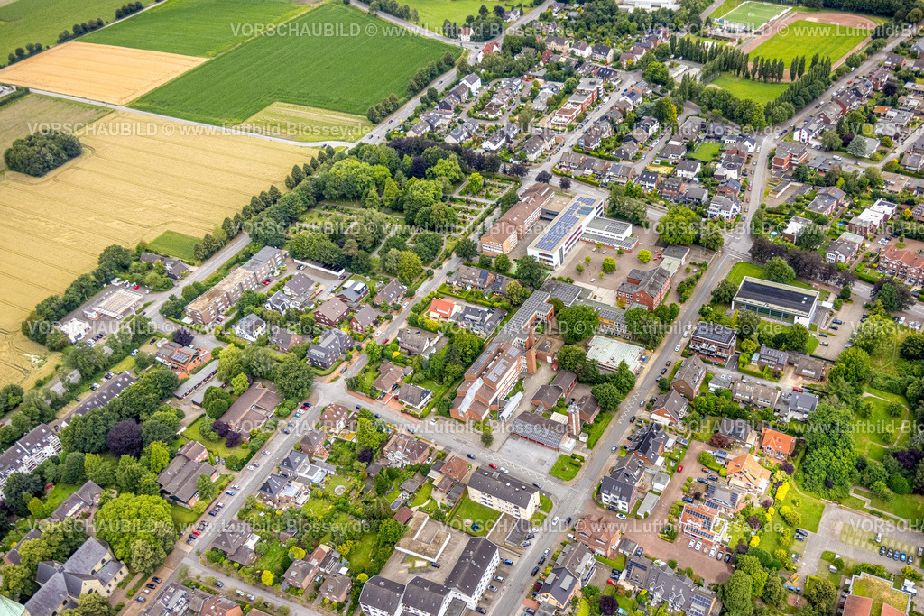 Bottrop240701705Kirchhellen | Luftbild, Vestisches Gymnasium mit Solardach und Hallenbad, Wohngebiet um die Schulstraße, Kirchhellen, Bottrop, Ruhrgebiet, Nordrhein-Westfalen, Deutschland