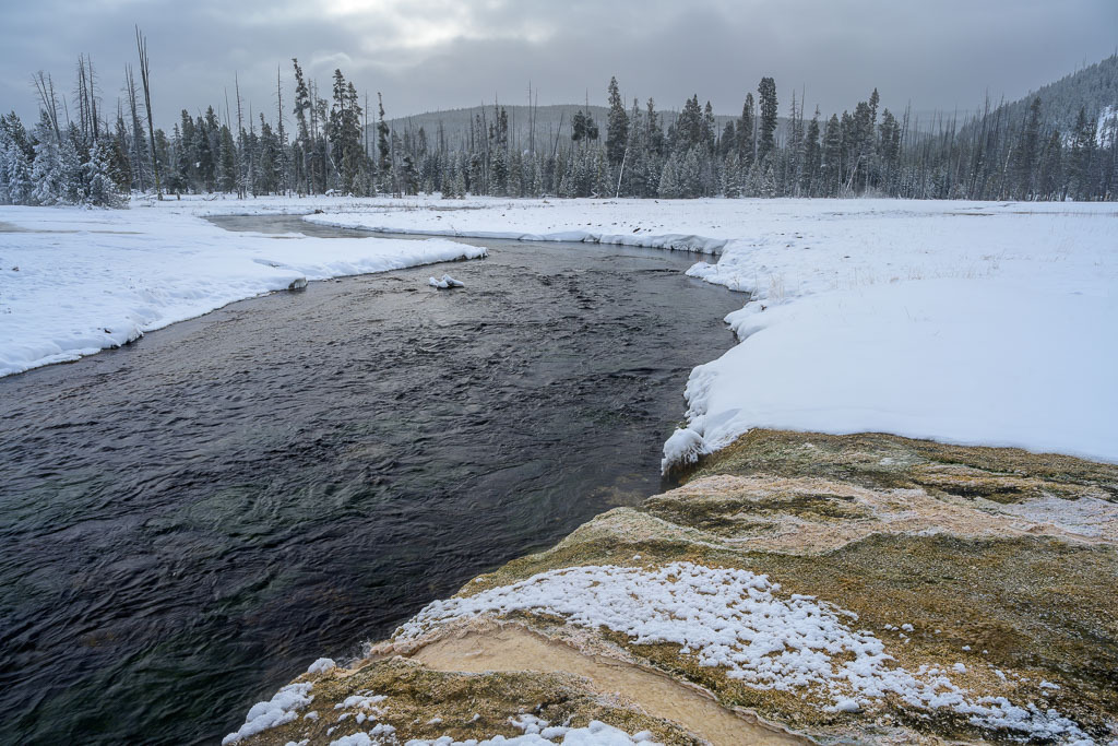 2024-092 | Firehole Basin. Black Sand Geyser Basin mit Iron Spring Creek. - Realisiert mit Pictrs.com