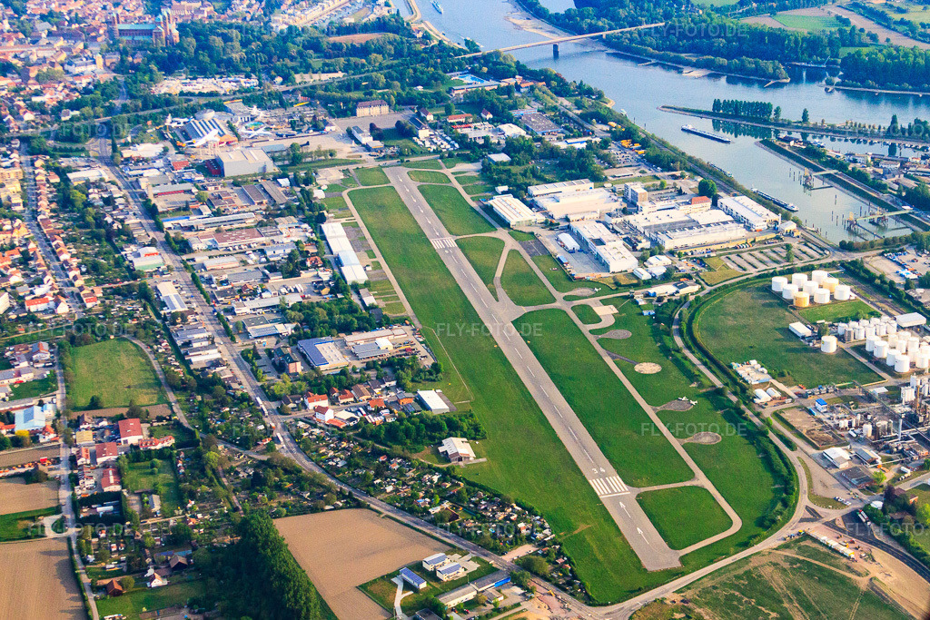 Luftbild: Flugplatz Speyer in Speyer im Bundesland Rheinland-Pfalz in Deutschland. – Foto: IMG_40432.jpg vom 24.04.2011 durch Werner Riehm/FLY-FOTO.de – Auflösung des Originals: 3885 x 2590 px – Fliegen Aus Tradition. We Make You Fly. – FSL Flugplatz Speyer/Ludwigshafen GmbH