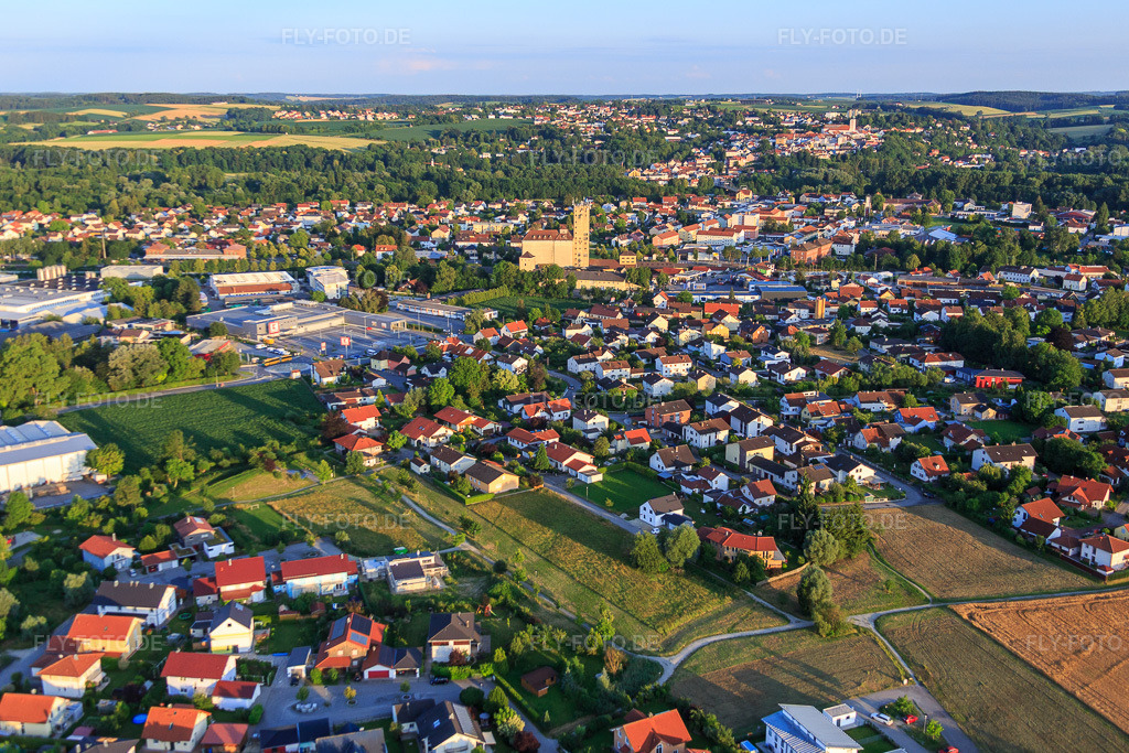 Luftbild: Ortsansicht von Westen / in Landau an der Isar im Bundesland Bayern in Deutschland. Foto: IMG_090356.jpg vom 01.07.2016 durch Werner Riehm/FLY-FOTO.de