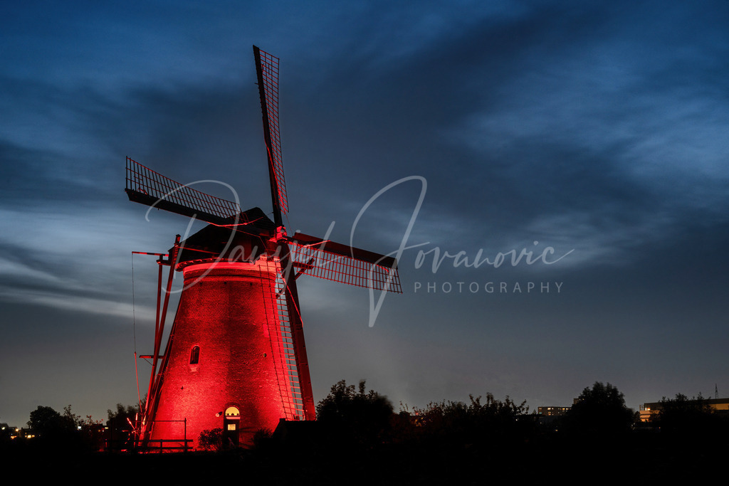 Kinderdijk | Beleuchtete Windmühle