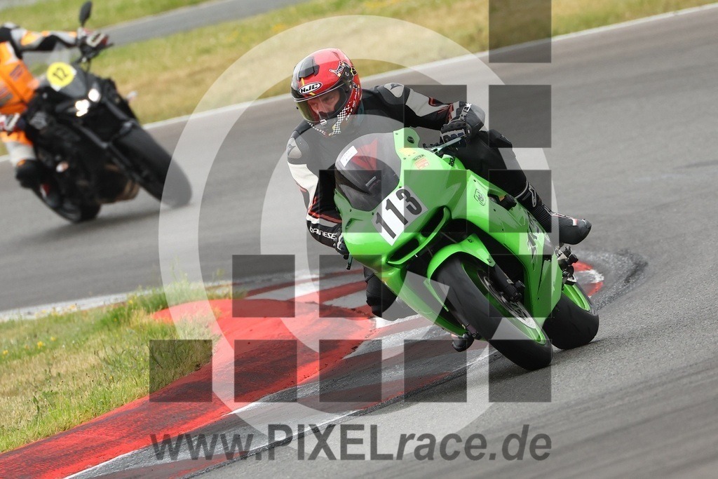 0113-20250616_03708 | Schöne Erinnerungen an spannende Momente - das festzuhalten ist unser Job. PIXELrace.de ist seit 2003 auf den Rennstrecken Europas unterwegs um die Action draußen beim Fahren und die wunderbare Stimmung imm Fahrerlager für euch einzufangen.