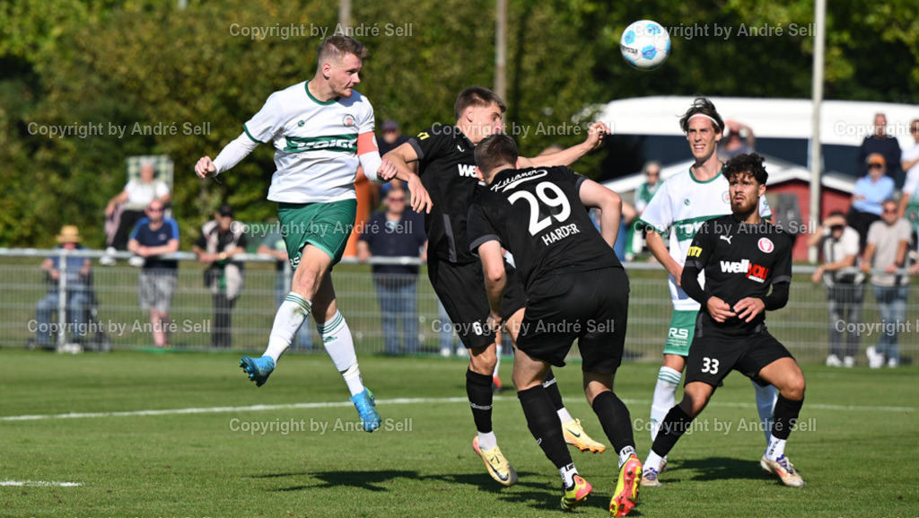 PSV Neumünster vs FC Kilia Kiel | Timo Barendt (PSV #22 scheitert mit Kopfball am Torwart) &amp; Jesper Tiedemann (PSV #11) / Jannis Voß (Kilia #6) &amp; Kevin Harder (Kilia #29) &amp; Siyabend Ramo (Kilia #33) - Fußball-Oberliga Männer 2024/2025 / PSV Neumünster vs FC Kilia Kiel / PSV A-Platz / Neumünster / 21.09.24 - Realisiert mit Pictrs.com