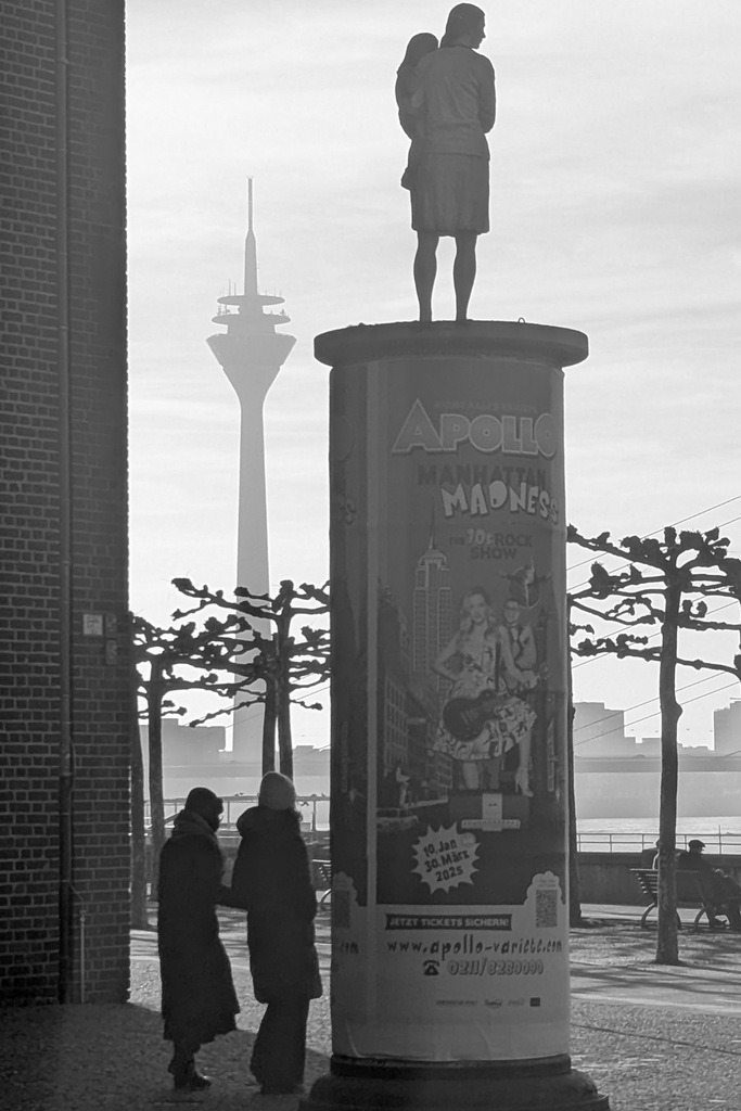 Werbung & Wirklichkeit | Rheinturm, Rheinuferpromenade - Realisiert mit Pictrs.com