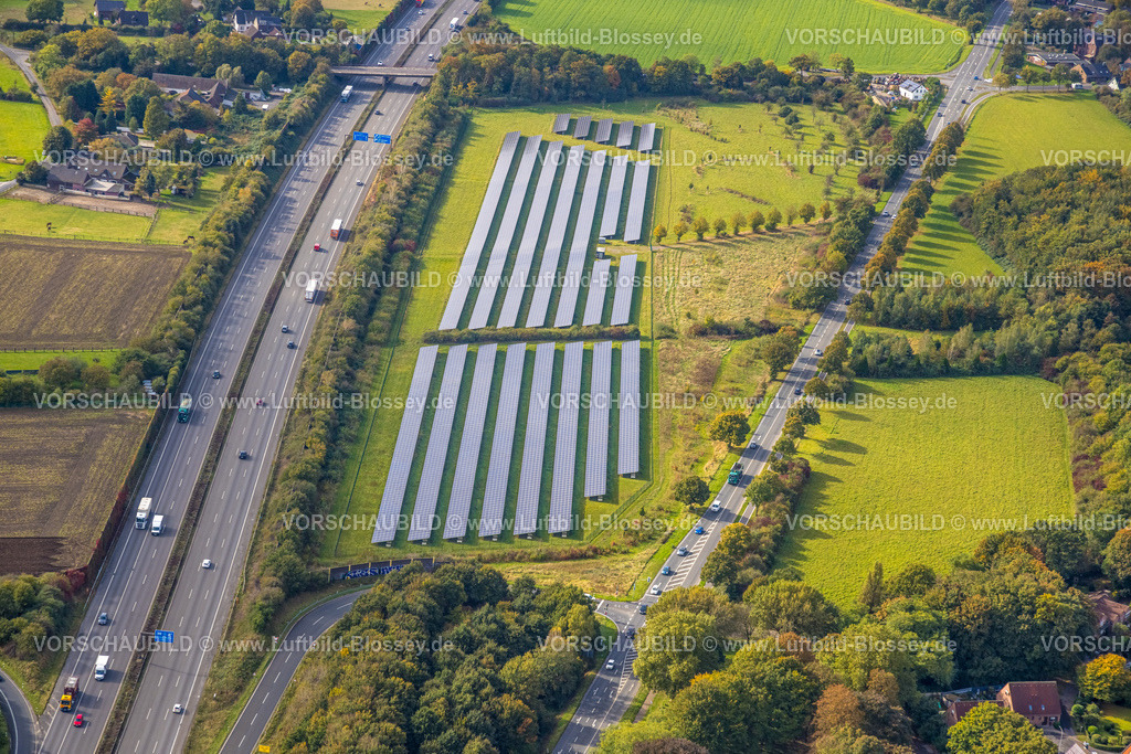 Moers241012665 | Luftbild, Solarpark Vinn Fotovoltaik-Solarstromanlage, an der Autobahn A40 und Venloer Straße, Moers-Asberg, Moers, Ruhrgebiet, Nordrhein-Westfalen, Deutschland