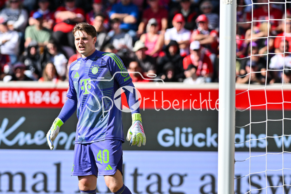 1. FC Heidenheim - FC Bayern München | im Bild Jonas Kurt URBIG (FC Bayern Muenchen 40) / Einzelfoto / Freisteller / Bundesliga: 1. FC Heidenheim - FC Bayern Muenchen, Voith Arena am 19.04.2025