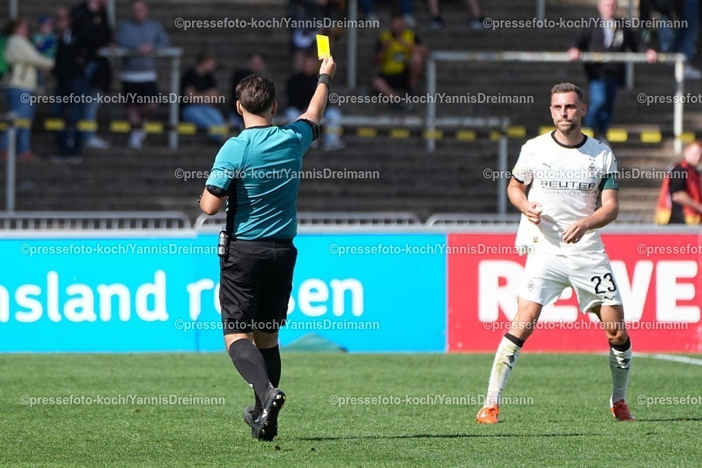 xydrx30082502051 | 30.08.2025, xydrx, Fußball, Regionalliga West, Borussia Dortmund II - Borussia Mönchengladbach II , Saison 2025 2026, Stadion Rote Erde: Ivan Mrkalj (Schiedsrichter) zeigt Michel Lieder (Borussia Mönchengladbach II #23) die Gelbe Karte