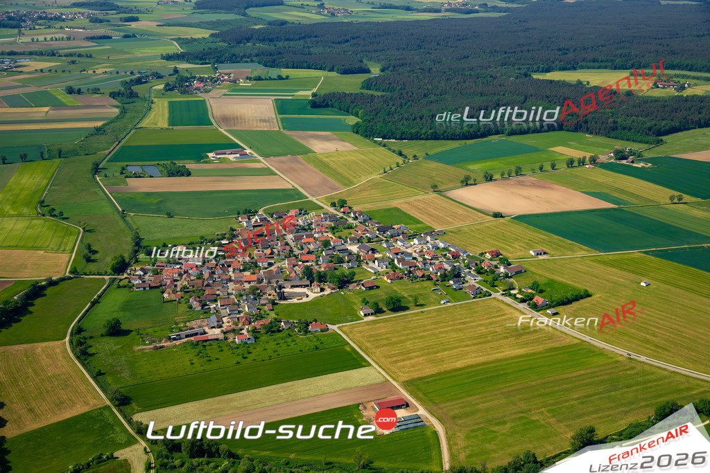 Das Luftbild zeigt Schwarzach Pyrbaum - Die Luftaufnahme wurde 2023 vom UL-Flugzeug aus erstellt ( keine Drohne ) - Hochauflösende Luftaufnahme - Für grossformatige Ausdrucke geeignet. Die Geschenkidee !Mit Lizenz und Bildrechte bestellbar
