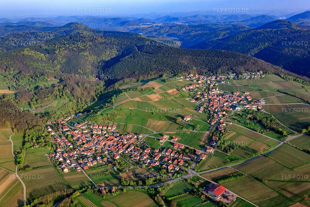 Luftbild: Winzerdorfansicht an der Weinstraße von Osten mit St. Dionysius Kapelle im Ortsteil Gleishorbach in Gleiszellen-Gleishorbach im Bundesland Rheinland-Pfalz in Deutschland. Foto: IMG_39621.jpg vom 16.04.2011 durch Werner Riehm/FLY-FOTO.deAuflösung des Originals: 4752 x 3168 px