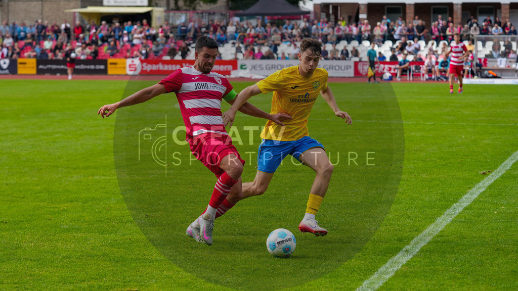 Fußball, Herren, Saison 2025/2026, Regionalliga Nordost, 9. Spieltag, Greifswalder FC vs. FSV 63 Luckenwalde, Sonntag 21.09.2025, Volksstadion Greifswald, | Fußball, Herren, Saison 2025/2026, Regionalliga Nordost, 9. Spieltag, Greifswalder FC vs. FSV 63 Luckenwalde, Sonntag 21.09.2025, Volksstadion Greifswald, Im Bild: Mike Egelseder (l. Greifswald) und Tim Maciejewski (r. Luckenwalde) - Realisiert mit Pictrs.com