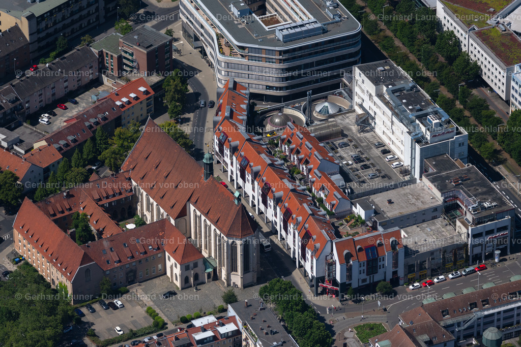 4035727 | BRAUNSCHWEIG 31.07.2020 Kirchengebäude "Theologisches Zentrum Braunschweig" mit Blick auf einen Bürogebäudekomplex an der Straße Alter Zeughof - Lindentwete in Braunschweig im Bundesland Niedersachsen, Deutschland. Weiterführende Informationen bei: Evangelisch-lutherische Landeskirche in Braunschweig,  Theologisches Zentrum Braunschweig. // Church building "Theologisches Zentrum Braunschweig" in Brunswick in the state Lower Saxony, Germany. Further information at: Evangelisch-lutherische Landeskirche in Braunschweig,  Theologisches Zentrum Braunschweig. Foto: Gerhard Launer