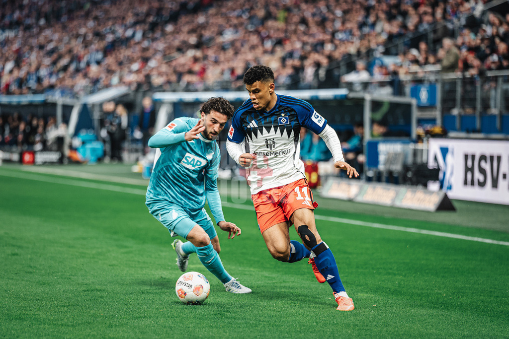 Fußball | Männer | Saison 2025/2026 | 1. Fußball-Bundesliga | 31. Spieltag | Hamburger SV vs. TSG Hoffenheim | 25.04.2026 | v.l. Leon Avdullahu (#7, TSG Hoffenheim) und Ransford-Yeboah Königsdörffer (#11, HSV)