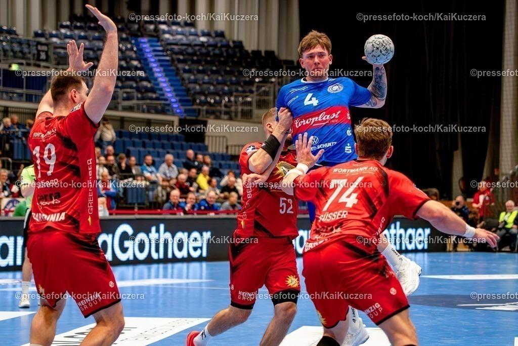 xKKU02032501071 | 02.03.2025, xkkux, Düsseldorf, Handball 2.HBL, Bergischer HC - TuS N-Lübbecke, Mitsubishi Electric HALLE: Tom Skroblien (TuS N-Luebbecke, 52) und Lukas Süsser ( TUS N- Lübbecke 74 ) gegen Elias Scholtes ( Bergischer HC 4 ) 