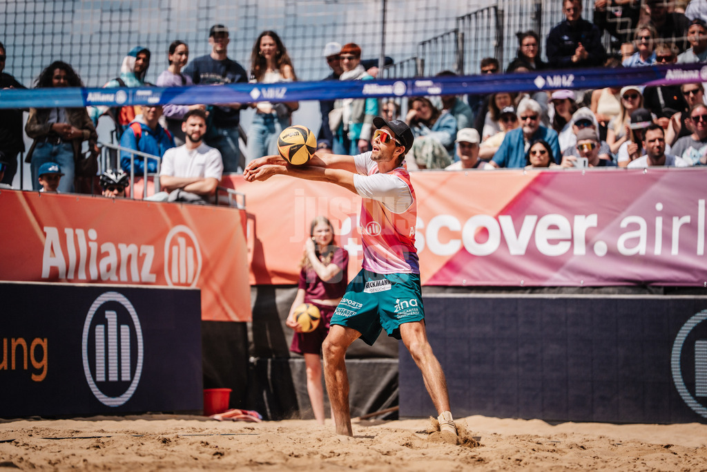 Beachvolleyball | Männer | Allianz German Beach Tour 2025 | Tourstop Düsseldorf | 17.05.2025 | Niklas Held spielt den Ball