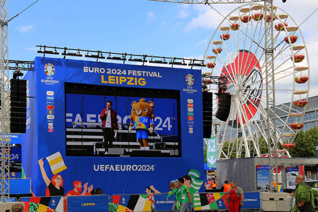 UEFA EURO 2024 in Leipzig - Fan Zone auf dem Augustusplatz | Entdecke über 20 Kategorien Leipzig-Motive: Foto-Downloads, hochwertige Poster, Leinwand- & Fine-Art-Prints. Jetzt Lieblingsfoto im Bildlexikon Leipzig Shop bestellen!