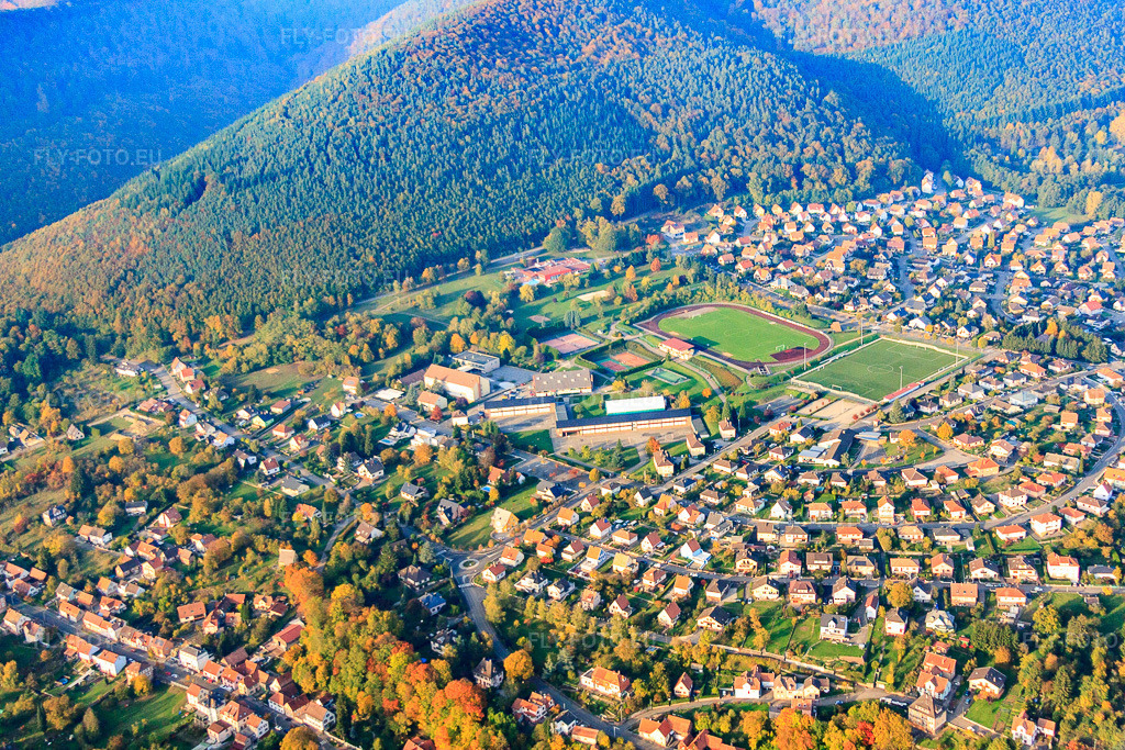 Vue aérienne: Stade Paul Weber, Collège Charles Munch et Groupe scolaire Hans Haug à Niederbronn-les-Bains dans le département Bas Rhin, France – .Photo: IMG_54158.jpg prise le 21/10/2012 par Werner Riehm/FLY-FOTO.eu – Résolution de l'original: 4752 x 3168 px – U.S. NIEDERBRONN LES BAINS | \xc3\x89preuves | F\xc3\xa9d\xc3\xa9ration Fran\xc3\xa7aise de Football (FFF)