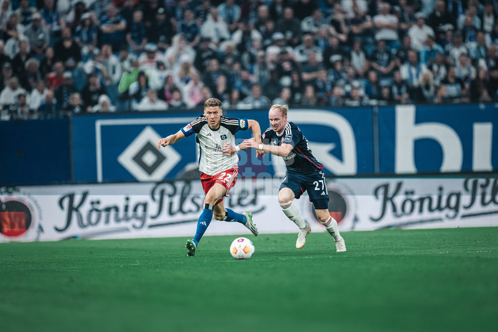 Fußball | Männer | Saison 2023/2024 | 2. Fußball-Bundesliga | Hamburger SV vs. Fortuna Düsseldorf | 29.09.2023 | v.l. Duell zwischen Ignace Van Der Brempt (#22, HSV) und Dennis Jastrzembski (#27, Fortuna Düsseldorf)