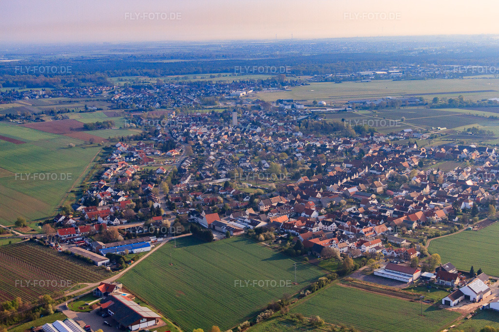Luftbild: Ortsansicht aus Süden im Ortsteil Lachen in Neustadt im Bundesland Rheinland-Pfalz in Deutschland. Foto: IMG_49605.jpg vom 13.04.2012 durch Werner Riehm/FLY-FOTO.deAuflösung des Originals: 4752 x 3168 px