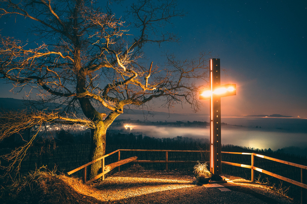 Haselstaude | Beleuchtetes Kreuz auf der Haselstaude bei Kippenheim - Realisiert mit Pictrs.com