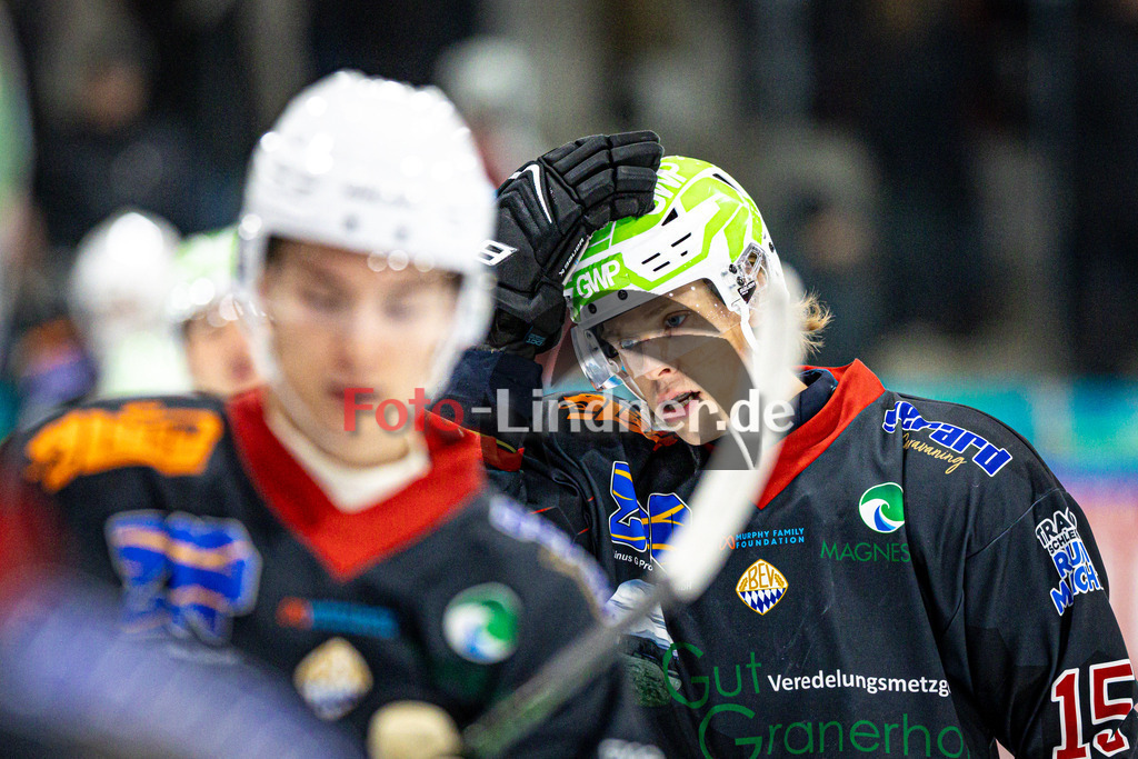 Peißenberg MINERS gegen ESV Burgau 2000 | Eishockey Bayernliga 2025/26 Vorrunde 21. Spieltag, Peißenberg MINERS gegen ESV Burgau 2000, 20251226,Ryan MURPHY (MINERS 15) zum Spielbeginn, konzentriert,2025-12-26 in Peißenberg (flatbuy Arena Peißenberg), Ryan MURPHY (MINERS 15)Copyright: WolfgangxLindner www.foto-lindner.de