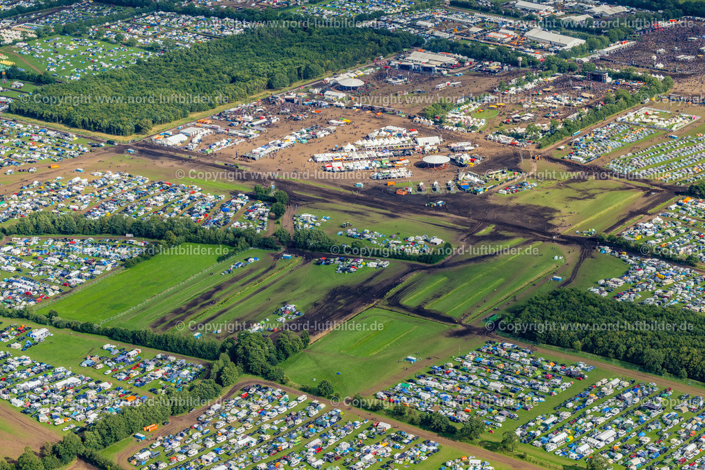 Wacken Musik Festival_ELS_7539040823 | WACKEN 04.08.2023 Besucher des Wacken Musik- Festivals auf dem Veranstaltungs- Konzertgelände in Wacken im Bundesland Schleswig-Holstein, Deutschland. Weiterführende Informationen bei: ICS Festival Service GmbH. // Participants in the Wacken music festival on the event concert area in Wacken in the state Schleswig-Holstein, Germany. Further information at: ICS Festival Service GmbH. Foto: Martin Elsen