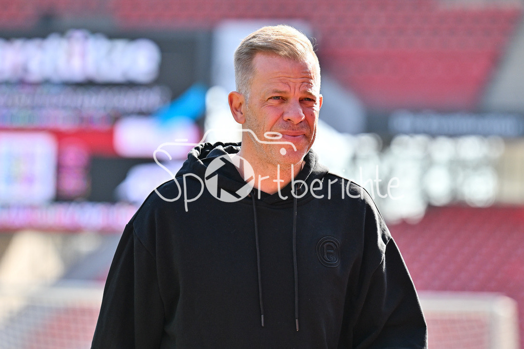 1. FC Nürnberg - Fortuna Düsseldorf | NUREMBERG, GERMANY - 07. MARCH:  im Bild Markus ANFANG Trainer Fortuna Düsseldorf / Einzelfoto / Freisteller vor dem Match zwischen dem 1. FC Nürnberg und Fortuna Düsseldorf am 25. Spieltag der 2. Bundesliga im Max Morlock Stadion / DFL REGULATIONS PROHIBIT ANY USE OF PHOTOGRAPHS AS IMAGE SEQUENCES AND/OR QUASI-VIDEO