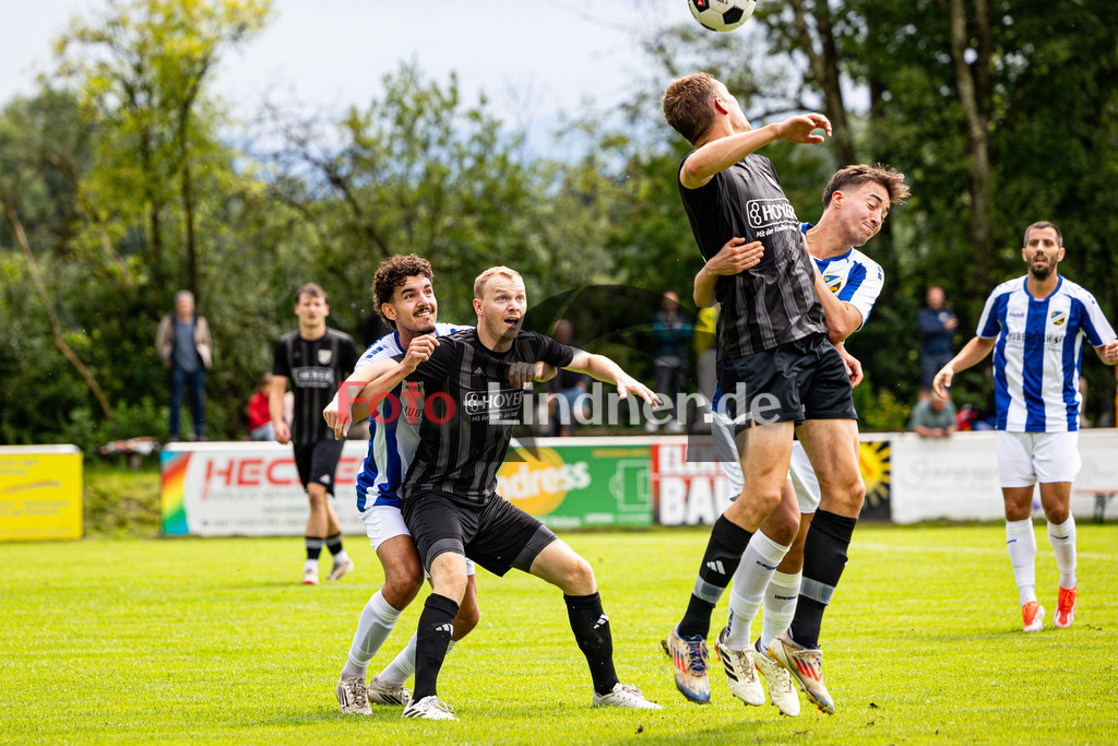 SV Polling gegen SV Planegg-Krailing | Fußball Herren Bezirksliga Oberbayern Süd 2025/26 1. Spieltag, SV Polling gegen SV Planegg-Krailing, 20250727,Kopfballduell, 2025-07-27 in Polling (Sportplatz Polling), Philipp SELIGMANN (SV Polling 9), Leonardo LAJQI (SV Planegg-Krailing 22), Copyright: WolfgangxLindner www.foto-lindner.de