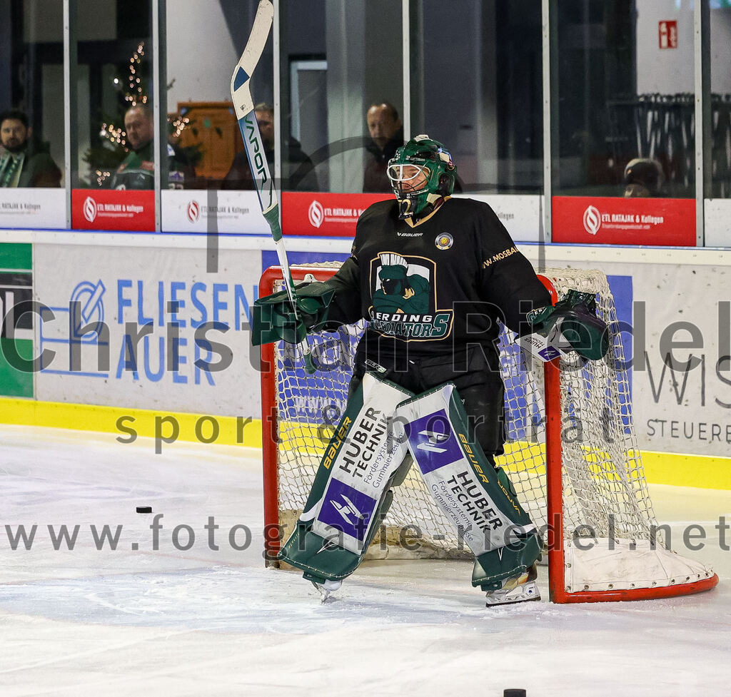 2025-11-30_023_TSV_Erding_gegen_EC_Peiting | Erding, Deutschland, 30.11.2025:Eishockey, Oberliga Süd 2025 / 2026, 22. Spieltag, TSV Erding gegen EC Peiting, Endergebnis: 5:1Torwart David Zabolotny (Erding Gladiators, #72)Foto: Christian Riedel / fotografie-riedel.net