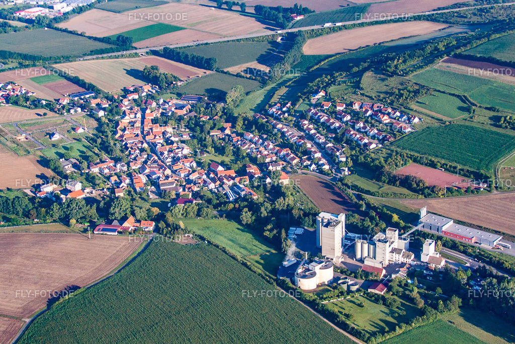 Ortsansicht der Straßen und Häuser der Wohngebiete | Luftbild: Ortsansicht der Straßen und Häuser der Wohngebiete in Bischheim im Bundesland Rheinland-Pfalz in Deutschland. Foto: IMG_44469.jpg vom 20.08.2011 durch Werner Riehm/FLY-FOTO.de - Realisiert mit Pictrs.com