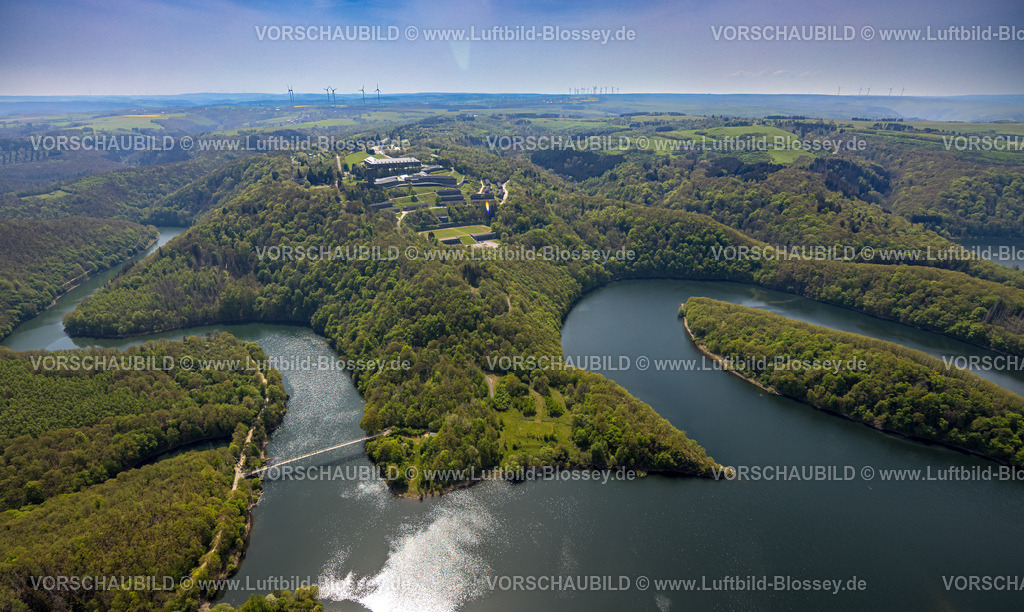 Schleiden240502088Vogelsang | Luftbild, Vogelsang IP Gebäudekomplex und historisches Museum auf dem Berg Erpenscheid, unter Denkmalschutz stehende ehemalige NS-Ordensburg Vogelsang, Urfttalsperre und Urftsee, Waldgebiet Hügel und Täler, Nordeifel Nationalpark Eifel, Morsbach, Schleiden, Nordrhein-Westfalen, Deutschland