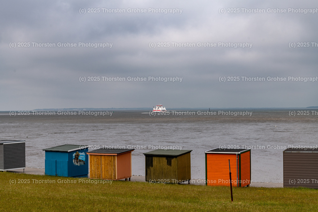 Bathing huts in Dagebüll Schleswig Holstein Germany June 2023, Badehütten in Dagebüll Schleswig Holstein Deutschland Juni 2023 | The bathing stalls in Dagebüll are small colorful houses on the beach, directly on the dike, on the Wadden Sea and are a symbol of North Friesland. Die Badebuden in Dagebüll sind kleine bunte Häuser am Strand, direkt am Deich, am Wattenmeer und sind ein Symbol von Nordfriesland. - Realisiert mit Pictrs.com