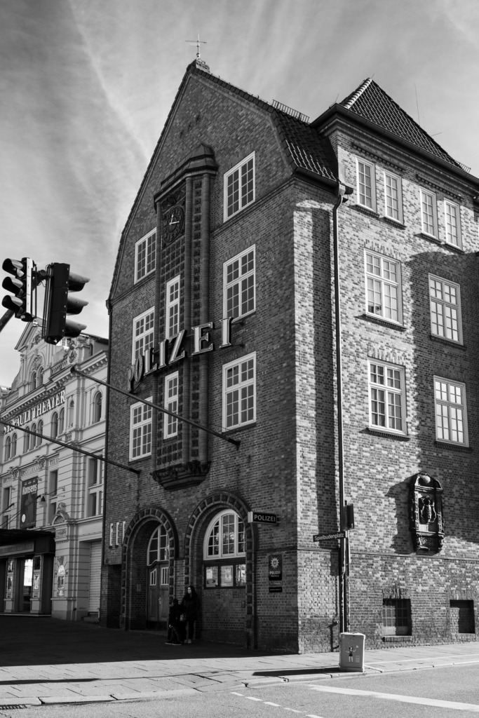 hamburg stpauli davidwache bild auf leinwand acrylglas | Kaufen Sie Hamburg Bilder und Hamburg Fotos auf Leinwand, Acrylglas, Alu-Dibond, oder als Poster in Hamburgs großer Onlinegalerie. Elbphilharmonie Bilder, Hamburger Hafen, Speicherstadt, Alster und viel mehr.