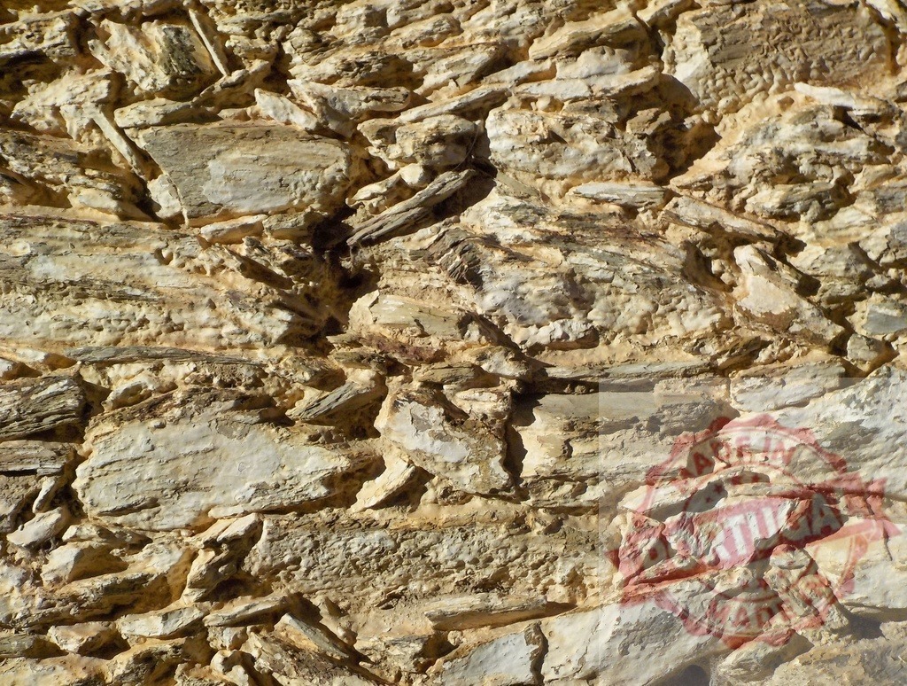 Background of flat stones forming a rustic wall | Stone wall creating a beautiful background with its irregular shapes and warm colors - Realisiert mit Pictrs.com